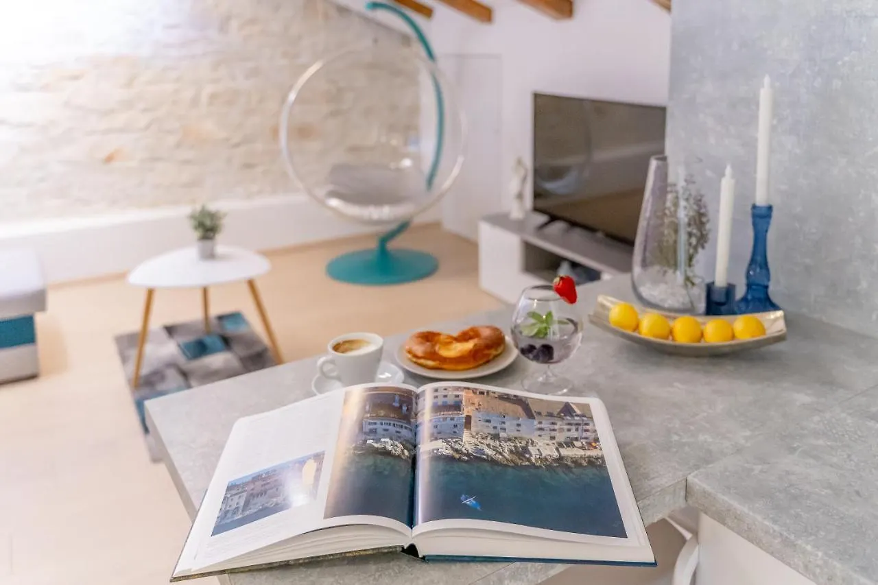 Fran Center Apartments Pula 0*,  Croatia